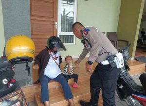 Kanit Turjawali Satlantas Polres Kediri Kota Tolong Ibu Akan Melahirkan