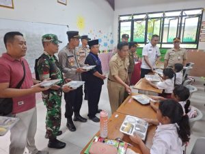 Bhabinkamtibmas Pulau Pramuka dan Kanit Binmas Polsek Kepulauan Seribu Monitoring Kegiatan Makan Siang Bergizi