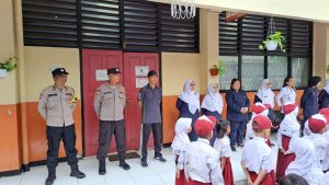 Polsek Jatinegara Laksanakan Program Senin Pintar, Berikan Pembinaan kepada Pelajar SDN Cipinang Muara 04