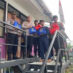Polri Peduli Masyarakat Bagikan Sembako di Rumah Apung Muara Angke