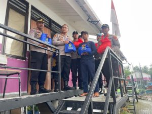 Polri Peduli Masyarakat Bagikan Sembako di Rumah Apung Muara Angke