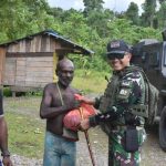 Dandim 1710/Mimika Laksanakan Patroli Wilayah Sekaligus Melaksanakan Komsos Dengan Masyarakat