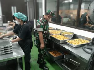 Kesiapan SPPG Dapur Khusus, Danramil 03/Pasar Rebo, Ciracas Mengecek Bahan MBG