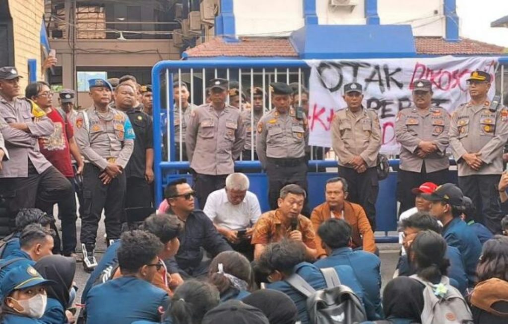 Aksi Indonesia Gelap, Mahasiswa Akhirnya di Temui Anggota DPRD Kota Kediri