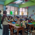Babinsa Koramil 04/Pulogadung Bersama SPPG Salurkan MBG Tepat Waktu