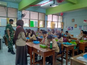 Babinsa Koramil 04/Pulogadung Bersama SPPG Salurkan MBG Tepat Waktu