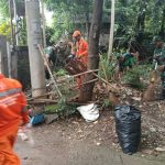 Jumat Bersih, Babinsa Koramil Kramat Jati Melaksanakan Pembersihan Fasilitas Umum