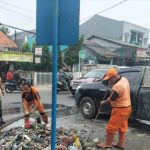 Bersama PPSU, Babinsa Cakung Barat Bersihkan Fasilitas Umum