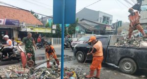 Bersama PPSU, Babinsa Cakung Barat Bersihkan Fasilitas Umum