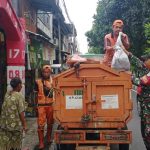 Babinsa Koramil 07/Kemayoran Bersama Warga dan Anggota PPSU Laksanakan Pembersihan Lingkungan