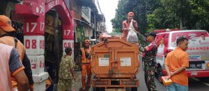 Babinsa Koramil 07/Kemayoran Bersama Warga dan Anggota PPSU Laksanakan Pembersihan Lingkungan