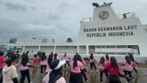 KN Tanjung Datu-301 Gelar Olahraga Bersama, Pemeriksaan Kesehatan, dan Bakti Sosial di Cilegon
