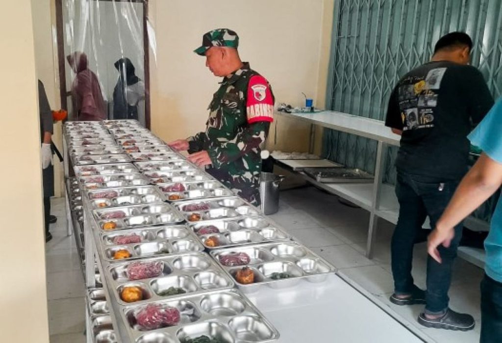 Babinsa Koramil Dander Bojonegoro Monitoring Pelaksanaan Program MBG diwilayah Binaan