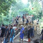 Semangat Warga Desa Malbufa Dalam Pengecoran Bak Air Program TMMD Ke-123 Kodim 1510/Sula