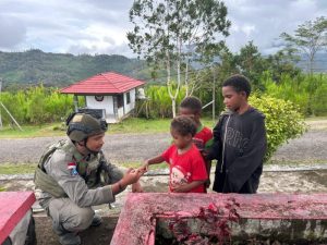 Satgas Ops Damai Cartenz-2025 Gelar Patroli Dialogis di Oksibil untuk Pererat Hubungan dengan Warga