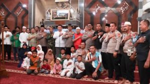 Jum’at Curhat Plus Polres Metro Jakarta Pusat, Santuni Anak Yatim dan Bersih-bersih Di Masjid Jami’ Ush Sholih