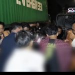 Polisi Dan Warga Gotong Royong Bantu Pemotor Korban Kecelakaan Tabrak Truk Kontainer Di Cilincing