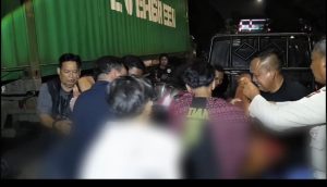 Polisi Dan Warga Gotong Royong Bantu Pemotor Korban Kecelakaan Tabrak Truk Kontainer Di Cilincing