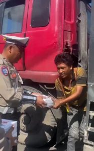 Bulan Penuh Berkah Satlantas Bagikan Makanan Buka Puasa, Untuk Sopir, Petugas Kebersihan, Buruh