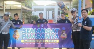 Ditlantas Polda Metro Jaya Bagikan Takjil Selama Bulan Ramadhan