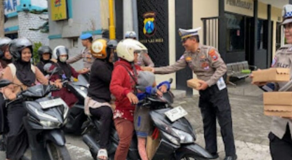 Satlantas Polres Kediri Bagi Bagi Takjil Gratis di Polres Kediri