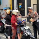 Satlantas Polres Kediri Bagi Bagi Takjil Gratis di Polres Kediri