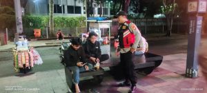 Polres Metro Jakarta Pusat Gelar Patroli Jalan Kaki di Bundaran HI, Beri Himbauan Kamtibmas kepada Remaja