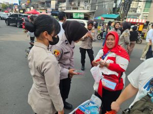 Polwan Polres Metro Jakpus Gelar Patroli di Bazar Takjil Benhil, Ingatkan Warga Waspada Copet