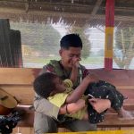 Kedekatan Bripda Wahyu dengan Anak Pegunungan Bintang, Wujud Humanisme Satgas Ops Damai Cartenz-2025