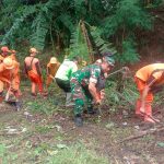 Pembersihan Bantaran BKT, Oleh Koramil 08/Duren Sawit Giat Karya Bakti