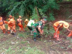 Pembersihan Bantaran BKT, Oleh Koramil 08/Duren Sawit Giat Karya Bakti