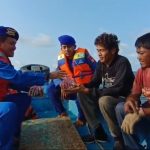 Satpolairud Polres Kepulauan Seribu Bagikan Takjil dan Life Jacket Gratis dalam Patroli Laut