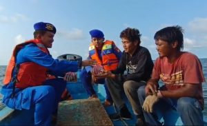 Satpolairud Polres Kepulauan Seribu Bagikan Takjil dan Life Jacket Gratis dalam Patroli Laut