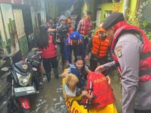Banjir di Kebon Pala Akibat Luapan Kali Ciliwung, Dit Samapta Polda Metro Jaya Gelar Patroli
