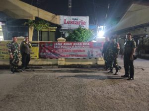 Cegah Tawuran Remaja, Babinsa Bersama Bhabinkamtibmas dan Aparat Kelurahan Harapan Jaya Pasang Banner Himbauan