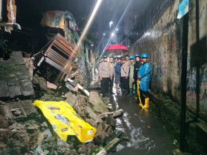 Pondasi Dua Rumah di Ciputat Timur Longsor Akibat Hujan Deras, Warga Diminta Waspada !