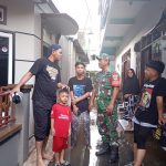 Babinsa Koramil 01/Jatinegara, Bantu Korban Banjir
