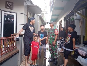 Babinsa Koramil 01/Jatinegara, Bantu Korban Banjir