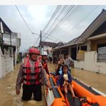 Banjir Rendam Bantaran Kali Ciliwung, Polisi dan Tim Gabungan Evakuasi Warga