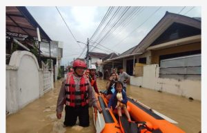 Banjir Rendam Bantaran Kali Ciliwung, Polisi dan Tim Gabungan Evakuasi Warga