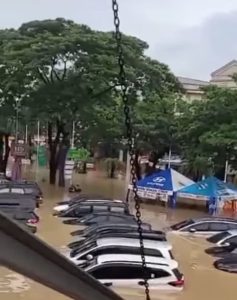 Banjir Parah di Bekasi Puluhan Mobil Terendam Aktivitas Lumpuh
