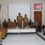 Hari Pertama Berkantor, Bupati Toba Disambut Dengan Doa dan Kalung Bunga