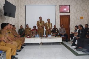 Hari Pertama Berkantor, Bupati Toba Disambut Dengan Doa dan Kalung Bunga