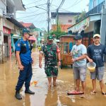 Babinsa Kramat Jati Bantu Warga Mengatasi Musibah Banjir