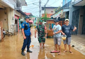 Babinsa Kramat Jati Bantu Warga Mengatasi Musibah Banjir