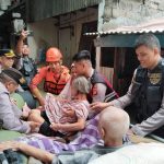 Keren, Kepolisian Dan TNI di Jakbar Evakuasi Warga Lansia Korban Banjir