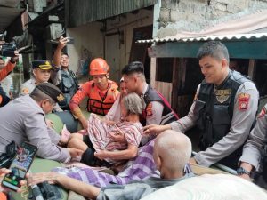 Keren, Kepolisian Dan TNI di Jakbar Evakuasi Warga Lansia Korban Banjir