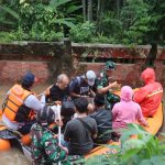 Koramil 04/Kebayoran Lama Evakuasi Korban Banjir
