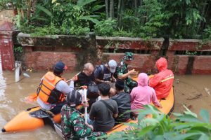 Koramil 04/Kebayoran Lama Evakuasi Korban Banjir