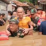 Babinsa Koramil 03/Pasar Minggu, Evakuasi LANSIA Terjebak Banjir di Pejaten Timur